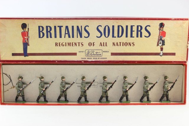 Britains Set #2032 Russian Infantry: Infantry Marching Past Post War Parade March Excellent Condition With Box 8 Pieces