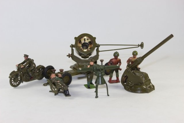 W Britains Combat Equipment Assortment: Mounted Searchlight AA Gun, Plane Spotter Motorcyclist And Range Finder Excellent Condition 11 Pieces