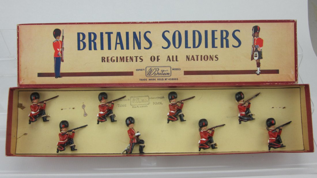 Britains Set #120 Coldstream Guards Kneeling (1 of 1)