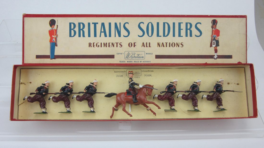 Britains Set #142 French Zouaves with Offcer (1 of 1)