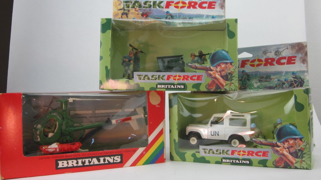 Britains Set #9761 #7607 and #7608: Helicopter, 25 Pounder Gun with Figures and UN Land Rover. Post War. In boxes. 8 Pieces. Condition Mint.