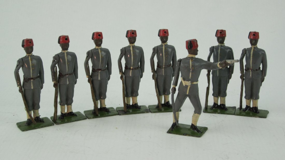 Britains Set #117 Egyptian Infantry: With RARE Officer Pointing Pistol. Post War. Officer in set only offered 1957-1959. Unboxed. 8 Pieces. Condition Excellent.