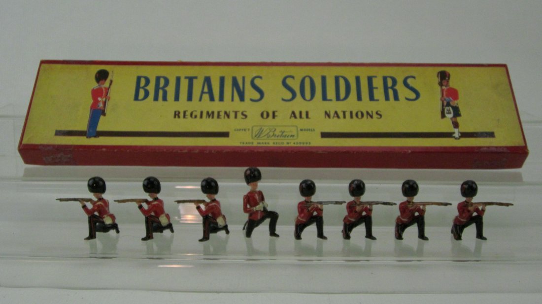 Britains Set #120 Coldstream Guards Kneeling (1 of 1)