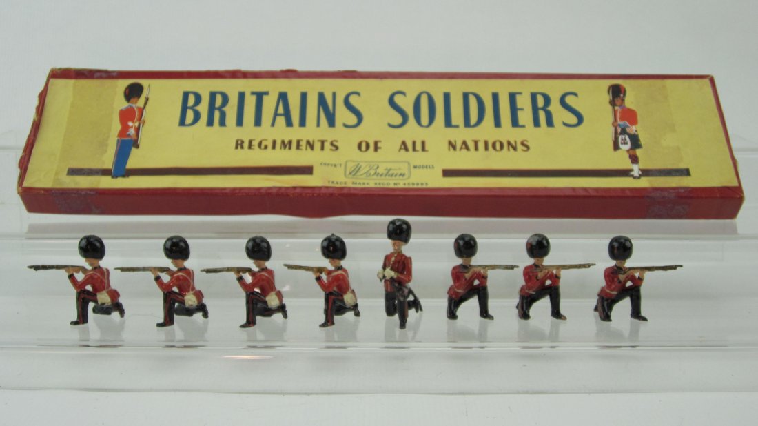 Britains Set #120 Coldstream Guards Kneeling (1 of 1)