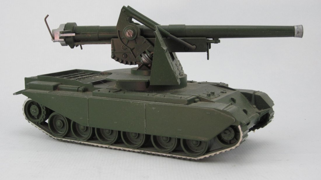 Britains Set #2175 155mm Gun on Centurion Chassis: Post War. Dark green. Only offered 1959- 1963. 1 Piece. Condition Excellent.