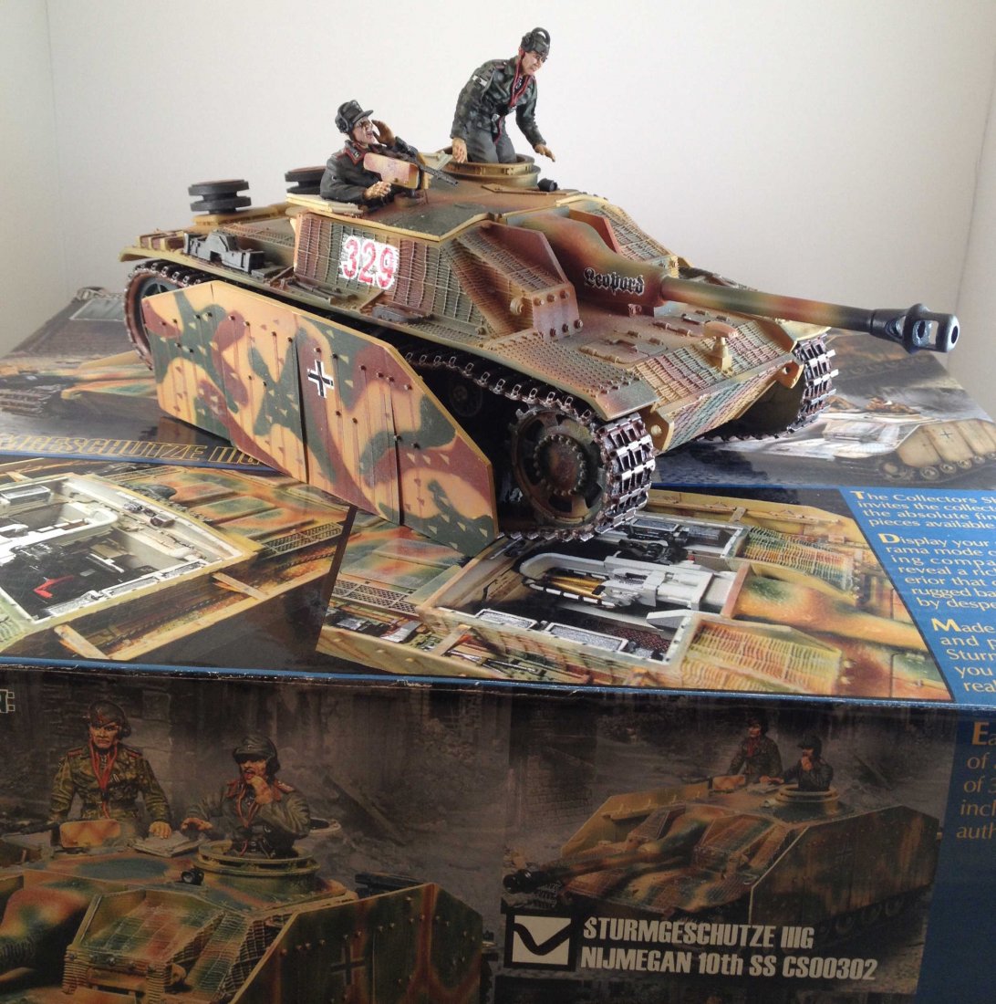 Collectors Showcase CS00302 Sturmgeschutze 1116: Tank. 10th SS. 2 figures. Condition Excellent. Box Condition Excellent.