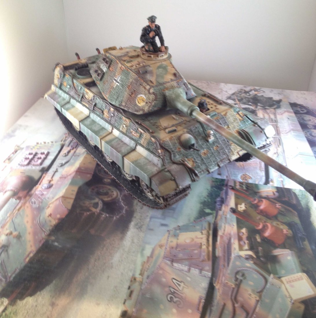Collectors Showcase CS00456W King Tiger Porsche: Tank. 2 figures. Condition Excellent. Box Condition Excellent.