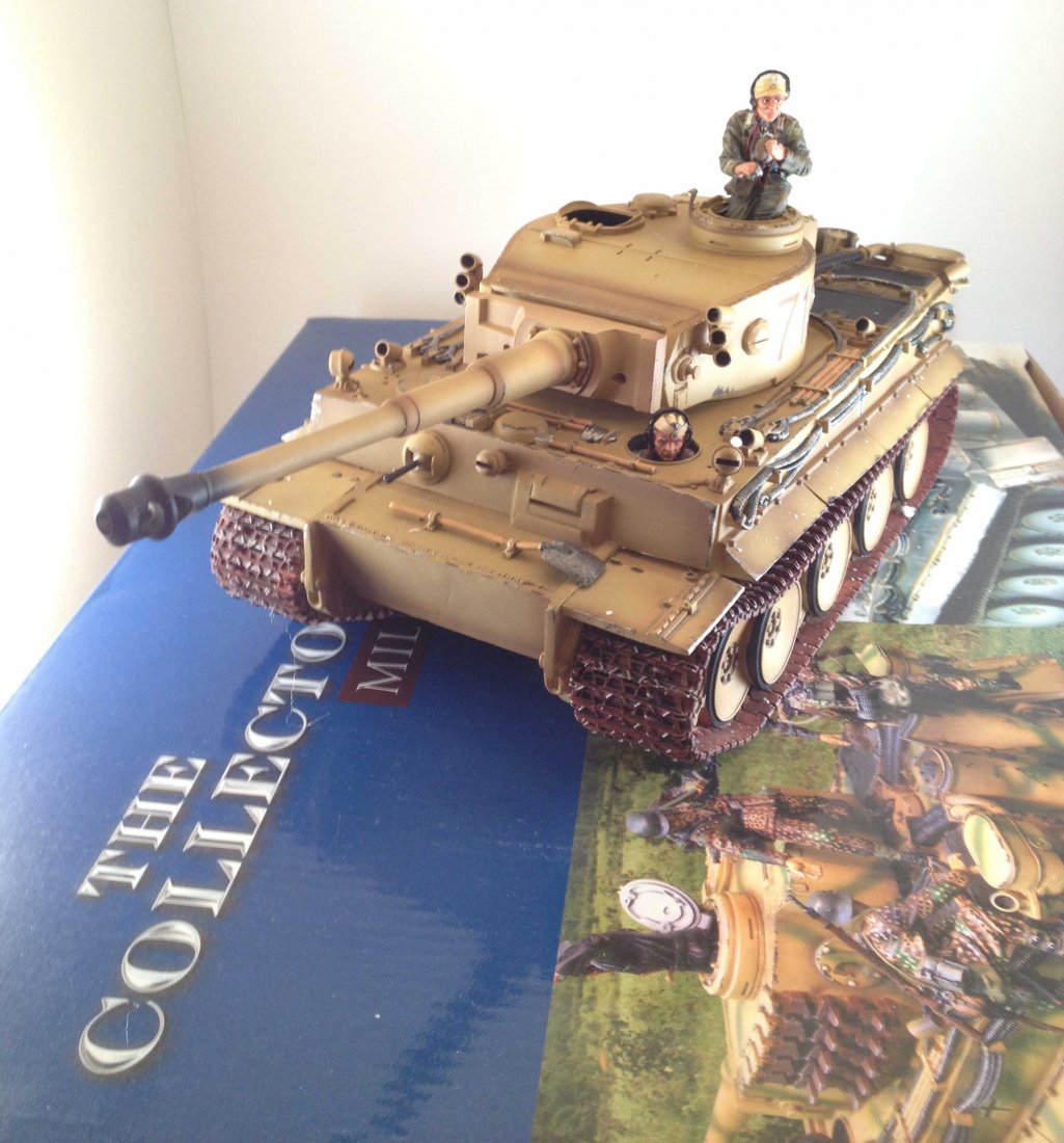 Collectors Showcase CS00670 Tiger Afrika Korp Tank: 2 figures. Condition Excellent. Box Condition Excellent.