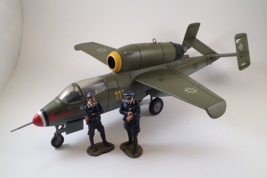 Thomas Gunn LUFT011 Heinkel HE162 Plane: 2 pilot figures. Condition Excellent. Box Condition Very Good.