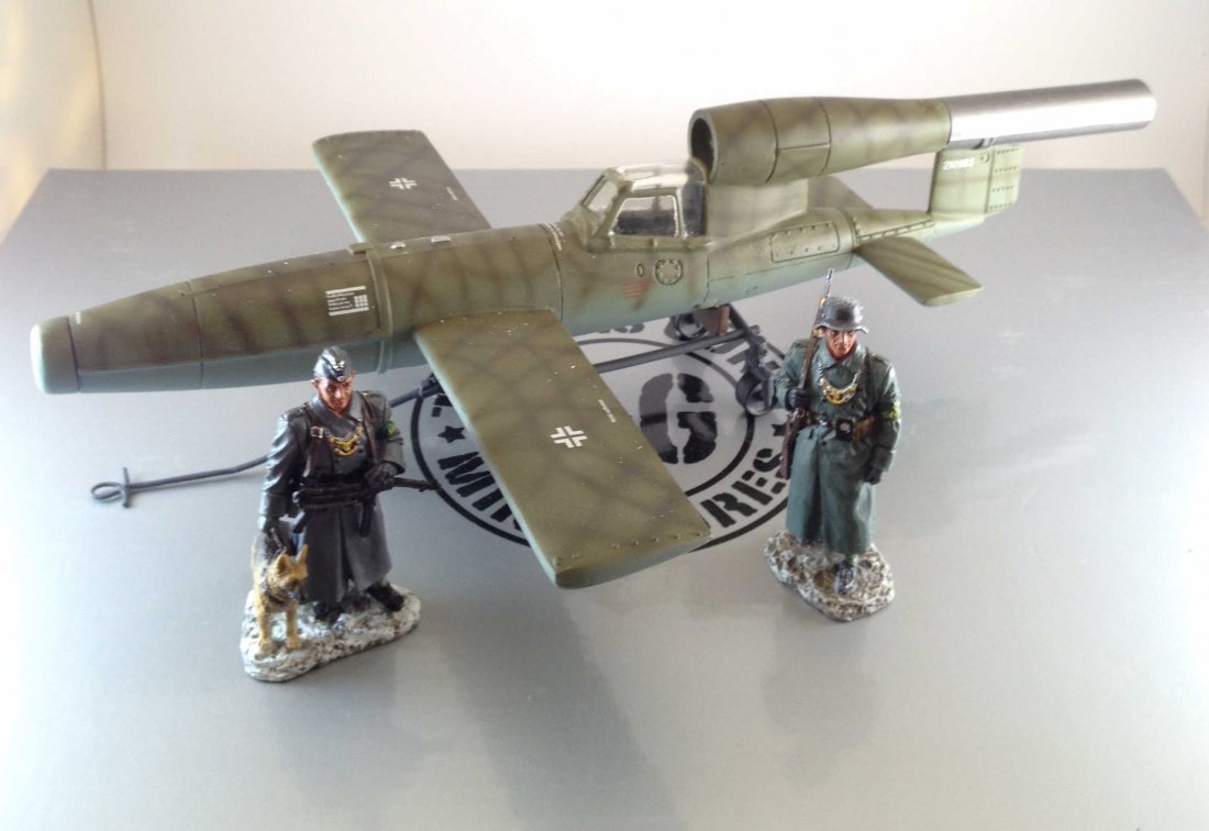 Thomas Gunn V004 V-1 Reichenberg Missile: Plane. 2 figures. Condition Excellent. Box Condition Excellent.