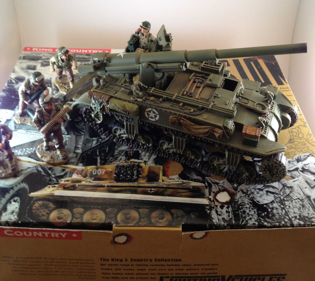 King and Country DD078 M12 155mm Gun Motor: Carriage. 4 figures. Condition Excellent. Box Condition Excellent.