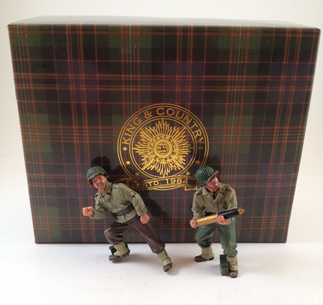 King and Country DD153 M7 Priest Crew: 2 figures. Condition Excellent. Box Condition Excellent.