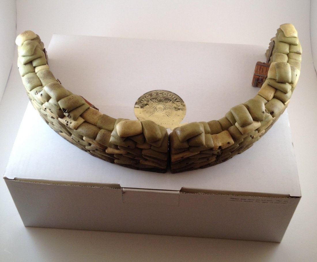 King and Country SP040 Sand Bag Defense Walls: 2 pieces. Condition Excellent. Box Condition Excellent.