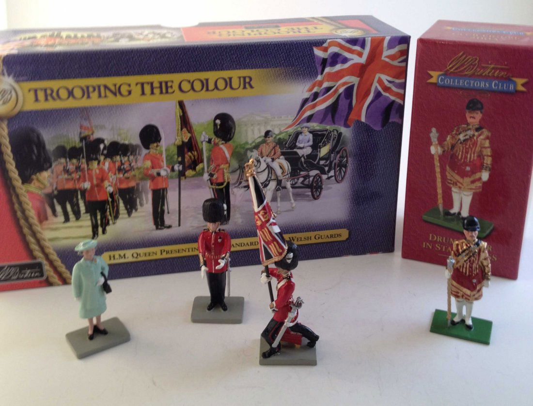 Britains 40392+40318 H.M. Queen Presenting (1 of 1)