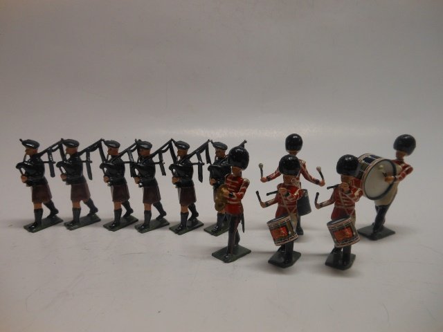 Britains from set #2096 Irish Guards Pipe Band (1 of 1)