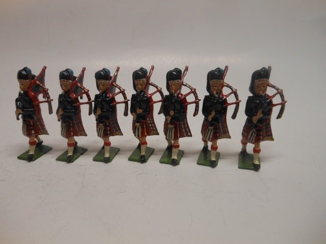 Britains from set #75 Pipers: 7 pieces. Post War. Unboxed. Condition excellent.