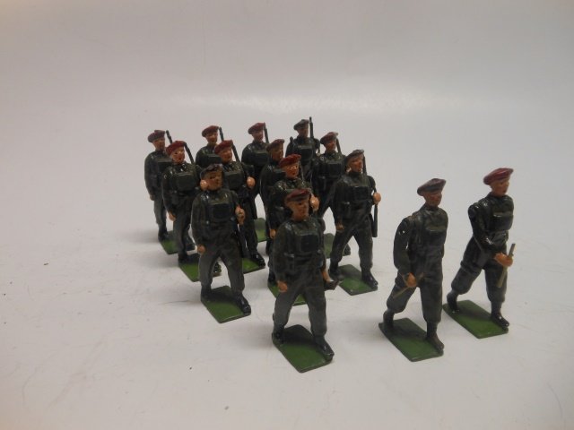 Britains from set #2010 Airborne Infantry (1 of 1)