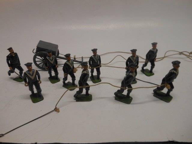 Britains from set #79 Naval Landing Party: 11 pieces. (no gun) Post War. Unboxed. Condition excellent.