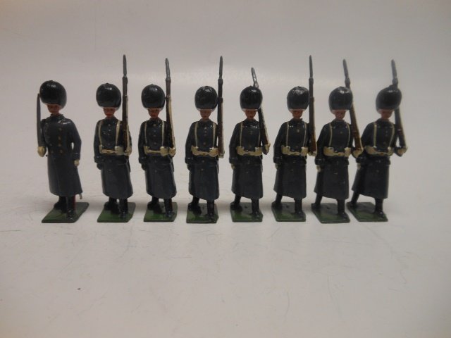 Britains from set #429 Scots Guards: Winter dress. 8 pieces. Post War. Unboxed. Condition excellent.