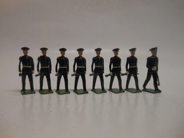 Britains set 2088 Duke of Cornwall Lt. Infantry: 8 pieces. Post War. Unboxed. Condition excellent.