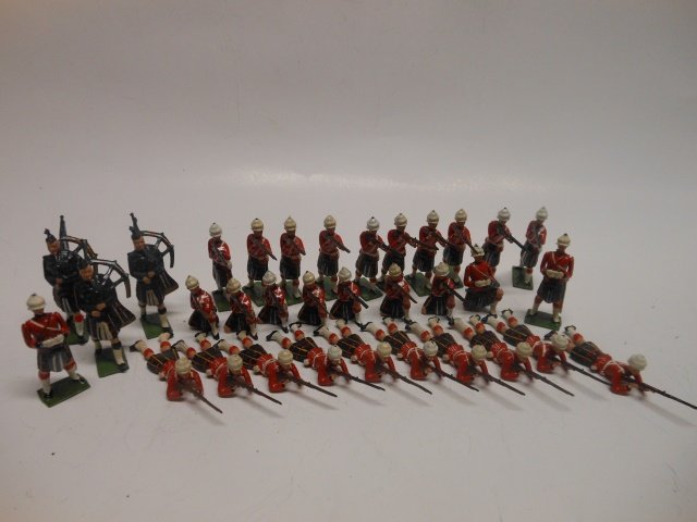 Britains Highland Square Assortment: 33 pieces, including officer, men and pipers. Post War. Unboxed. Condition excellent.