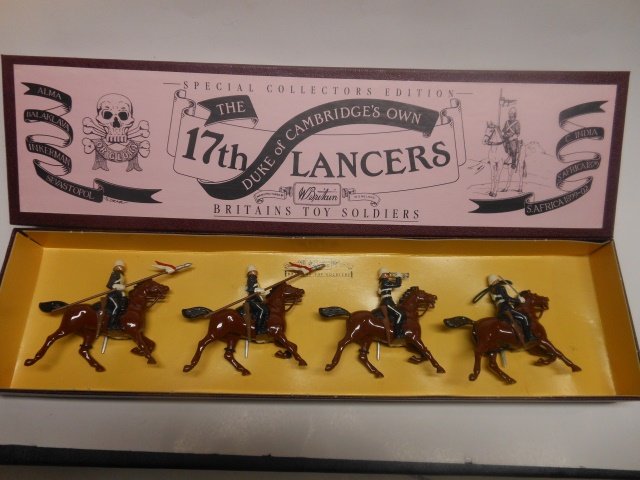 Britains set #8806 17th Lancers: 4 pieces. Post War. Tied in original illustrated box. Condition excellent. Box excellent.