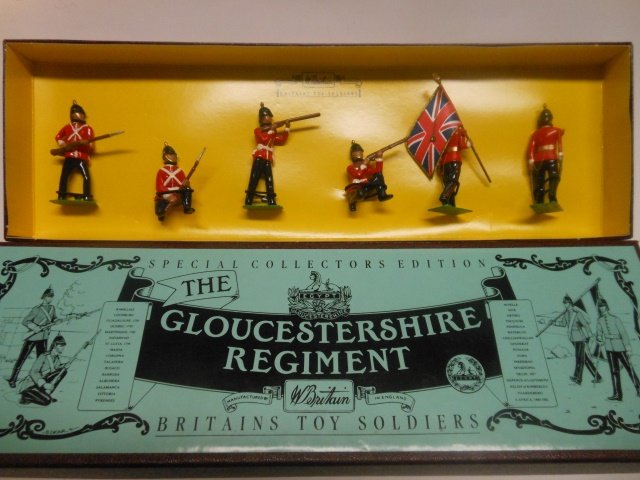 Britains set #8809 Gloucestershire Regiment: 6 pieces. Post War. Tied in original illustrated box. Condition excellent. Box excellent.