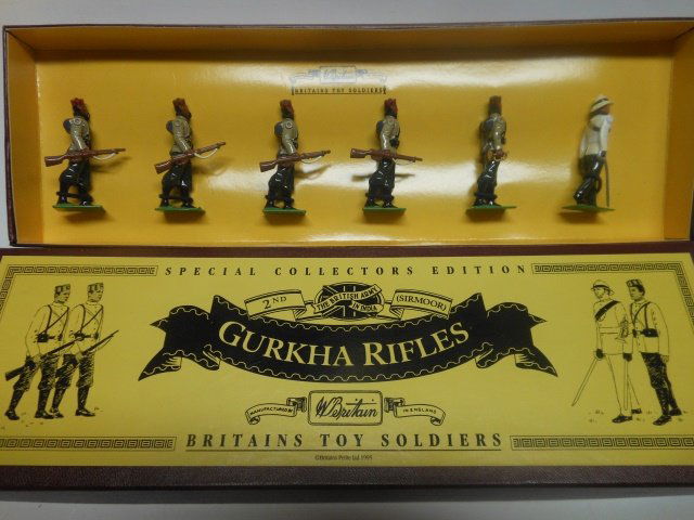 Britains set #8841 Gurkha Rifles: 6 pieces. Post War. Tied in original illustrated box. Condition excellent. Box excellent.