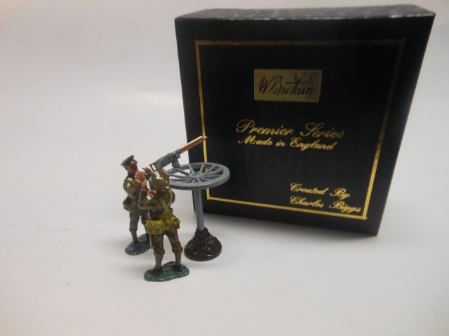 Premier set #8911 Anti-Aircraft: Vickers Maxim Machine Gun and Crew. In original box. Post War. Condition excellent. Box excellent.