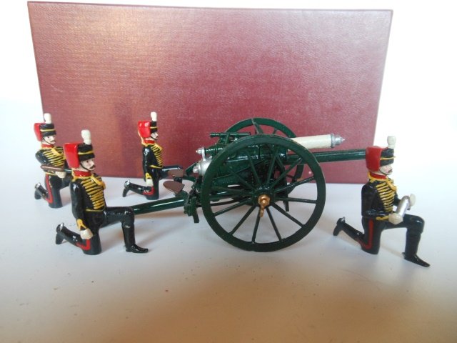 Steadfast Royal Horse Artillery Crew & Gun: 5 pieces. Post War. In original box. Condition excellent.