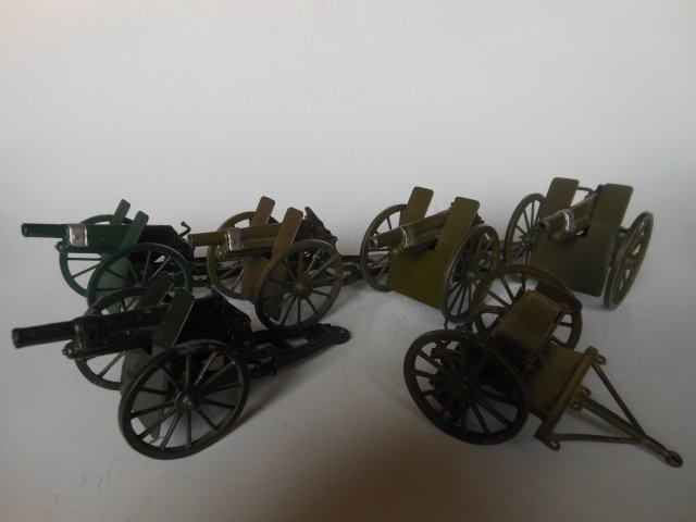Britains R.H.A. Guns and Limber: 6 pieces. Unboxed. Condition very good.