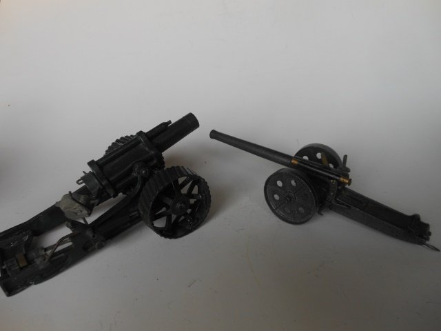 Britains Mobile Howitzer and 4.7 Naval Gun: 2 pieces. Unboxed. Condition very good.
