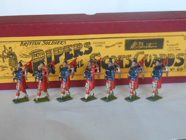 Britains set #69 Scots Guards Pipers (1 of 1)