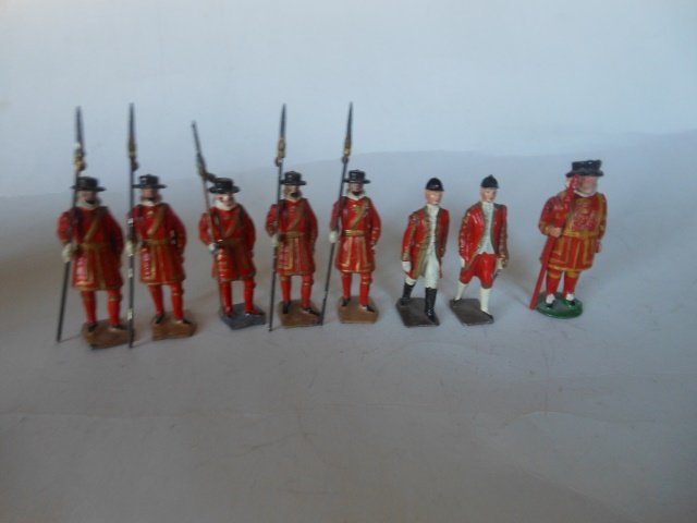 Britains Yeomen/Footmen/Grooms: 8 pieces. Post War. Including a Johillco Beefeater. Unboxed. Condition excellent.