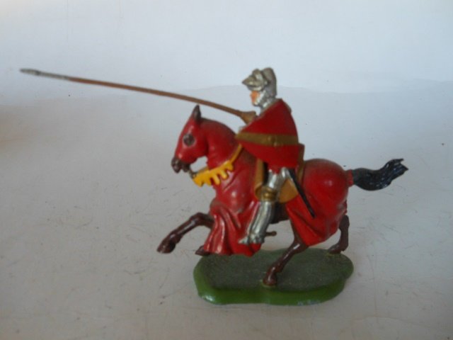 Britains set #1661 Mounted Knight of Agincourt: One piece. Post War. Unboxed. Condition excellent.
