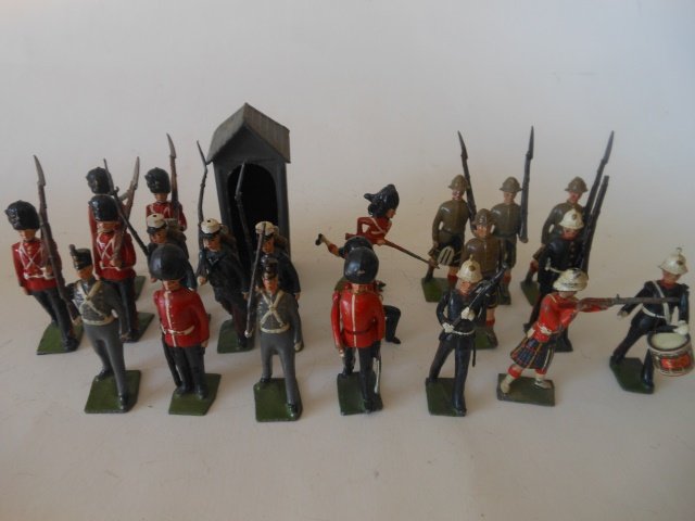 Britains Hollowcast assortment: 20 pieces. Pre-War and Post War. Unboxed. Condition very good.