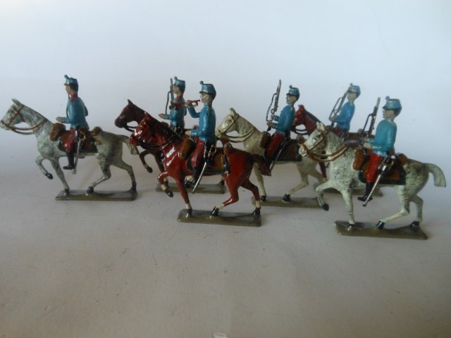 Mignot Napoleonic Chasseurs with Carbines: 6 pieces. Post War. Unboxed. Condition very good.