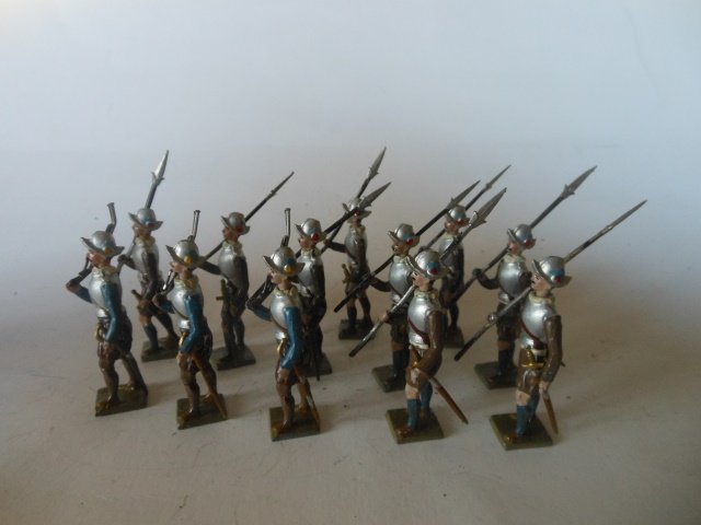 Mignot Medieval Pikeman and Musketeers: 12 pieces. Post War. Unboxed. Condition very good.