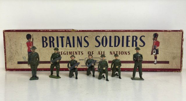 Britains Set #1730 Royal Artillery Gunners (1 of 1)