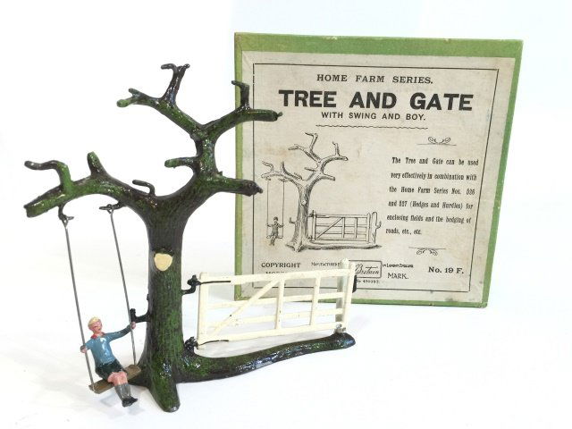 Britains Farm Set #19F Tree & Gate with Swing (1 of 1)