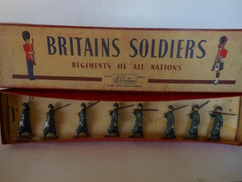 Britains set #1435 Italian Infantry: 8 pieces. Post War. Tied in original R.O.A.N. box. Condition very good. Box good.