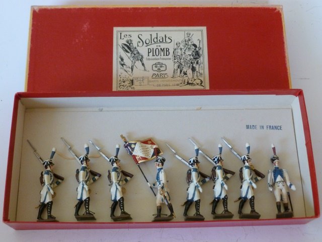 Mignot Garde Departmentale: 8 figures. Post War. Tied in original box. Condition excellent. Box excellent.