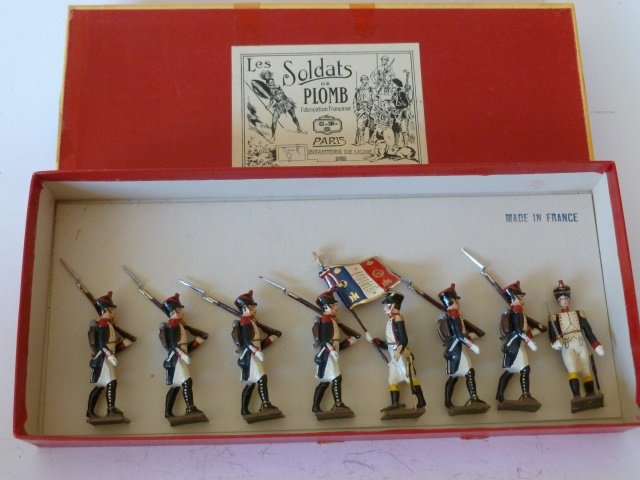 Mignot French Infanterie De Ligne: 8 figures. Post War. Tied in original box. Condition excellent. Box excellent.