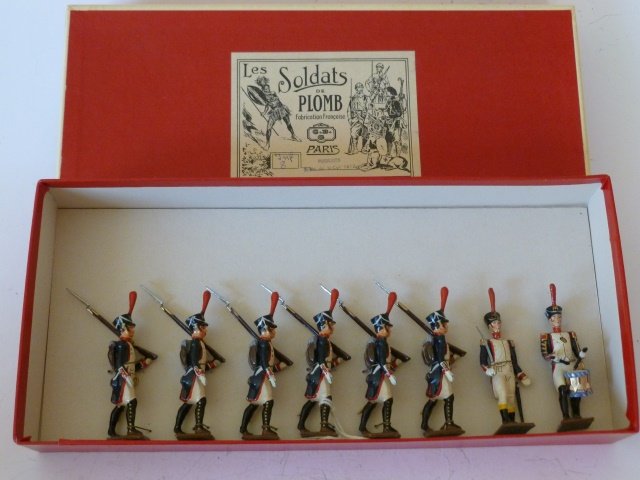 Mignot St Cyr Fusiliers: 8 figures. Post War. Tied in original box. Condition excellent. Box excellent.