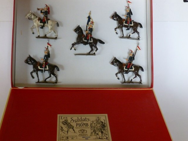 Mignot Dragons, mounted: 5 figures on horses. Post War. Tied in original box. Condition excellent. Box excellent.