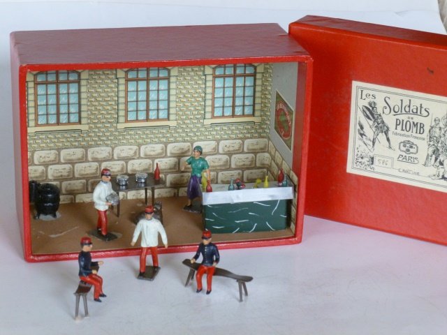 Mignot Canteen: Canteen at barracks. 11 pieces, all loose in original box. Post War. Condition of figures excellent and very good. Box good.