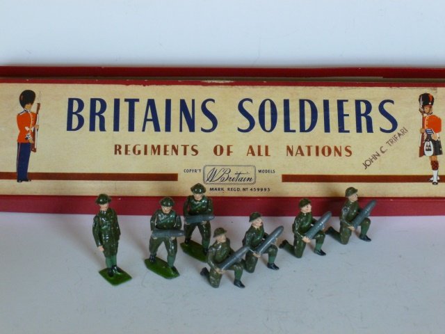 Britains set #1730 The Royal Artillery Team: Gun Detachment with Officer. 7 figures. Untied; but retaining card inside original R.O.A.N. box. Post War. Condition excellent. Box very good.