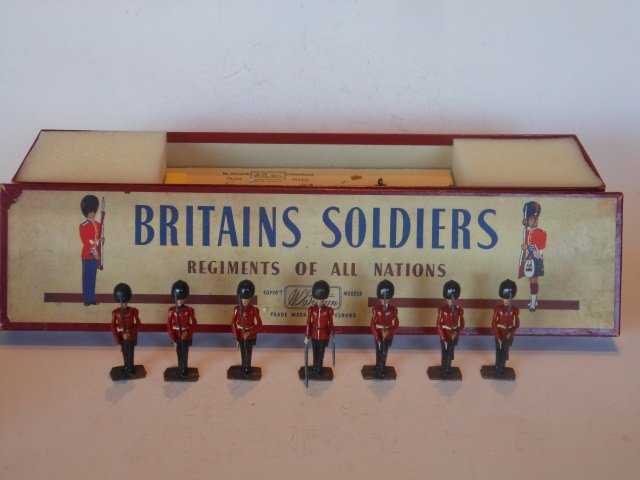 Britains set #2078 Irish Guards Present Arms (1 of 1)