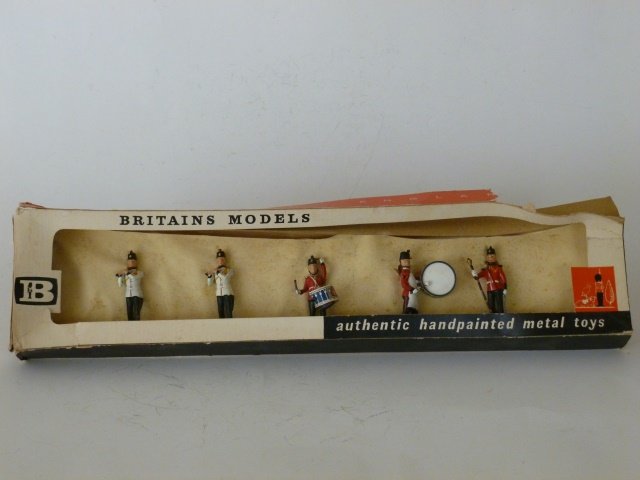 Britains set #9154 Canadian Fort Henry Band: 5 figures tied In original cellophane fronted box. Condition of figures good. (decal around side drum is loose.) Box poor. (crushed one end of box missing, and cellophane is missing.)