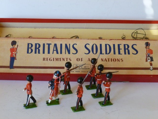 Britains set #75 Scots Guards with Piper (1 of 1)